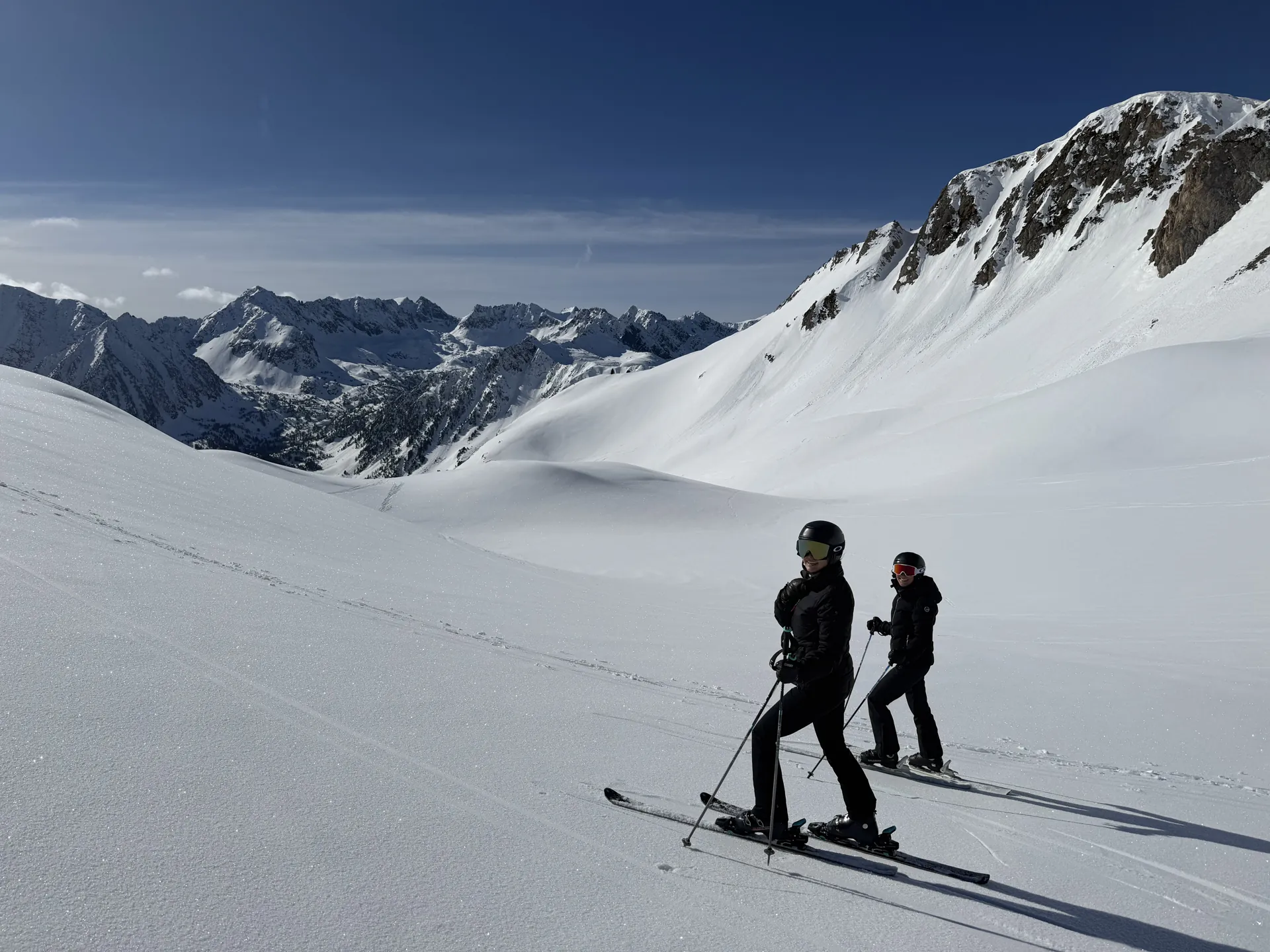 Dos esquiadores adaptando la postura a la nieve sin pisar en Baqueira Beret — Alpine Ski Academy