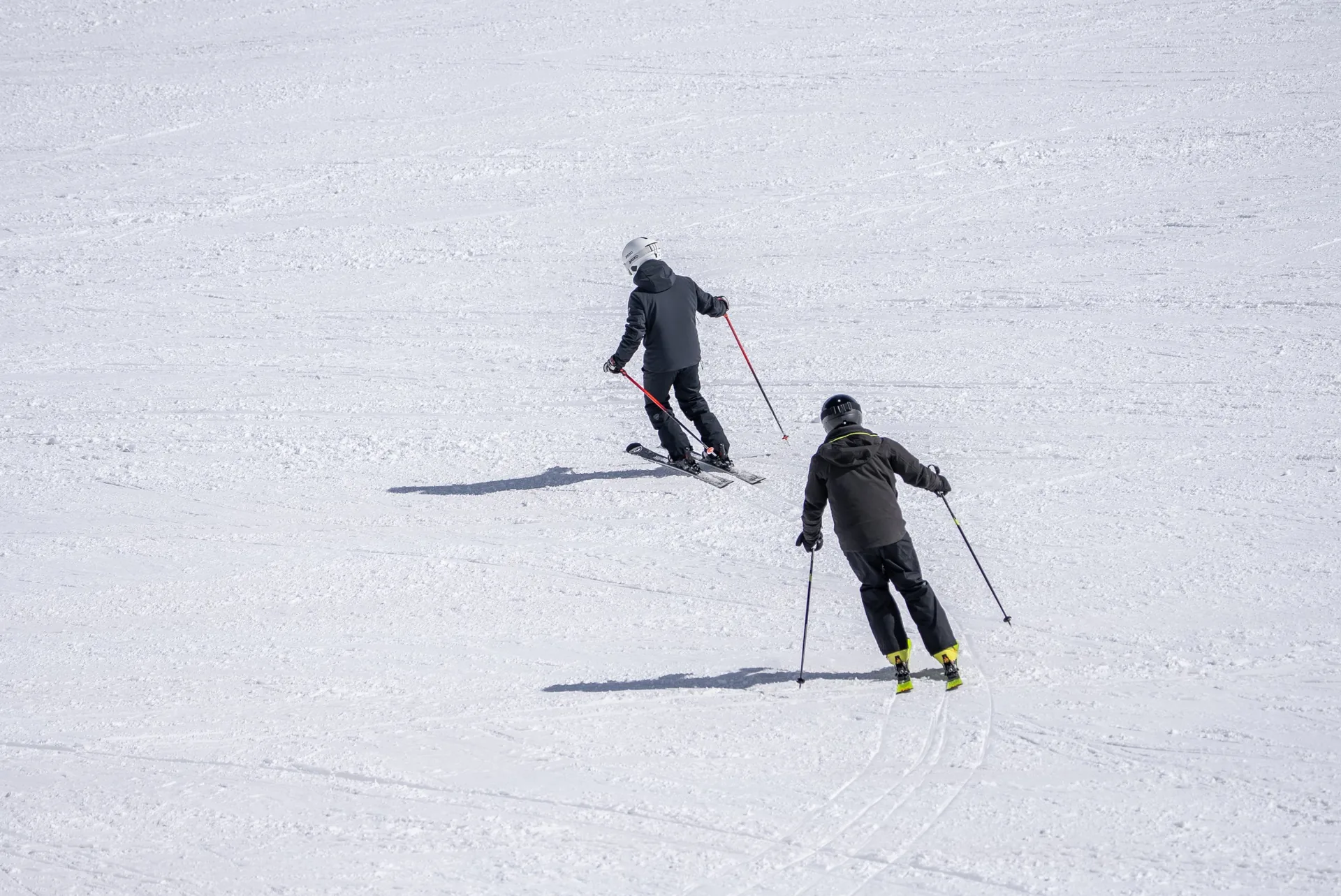 Dos esquiadores en nieve primavera transformada en una pista de Baqueira Beret — Alpine Ski Academy