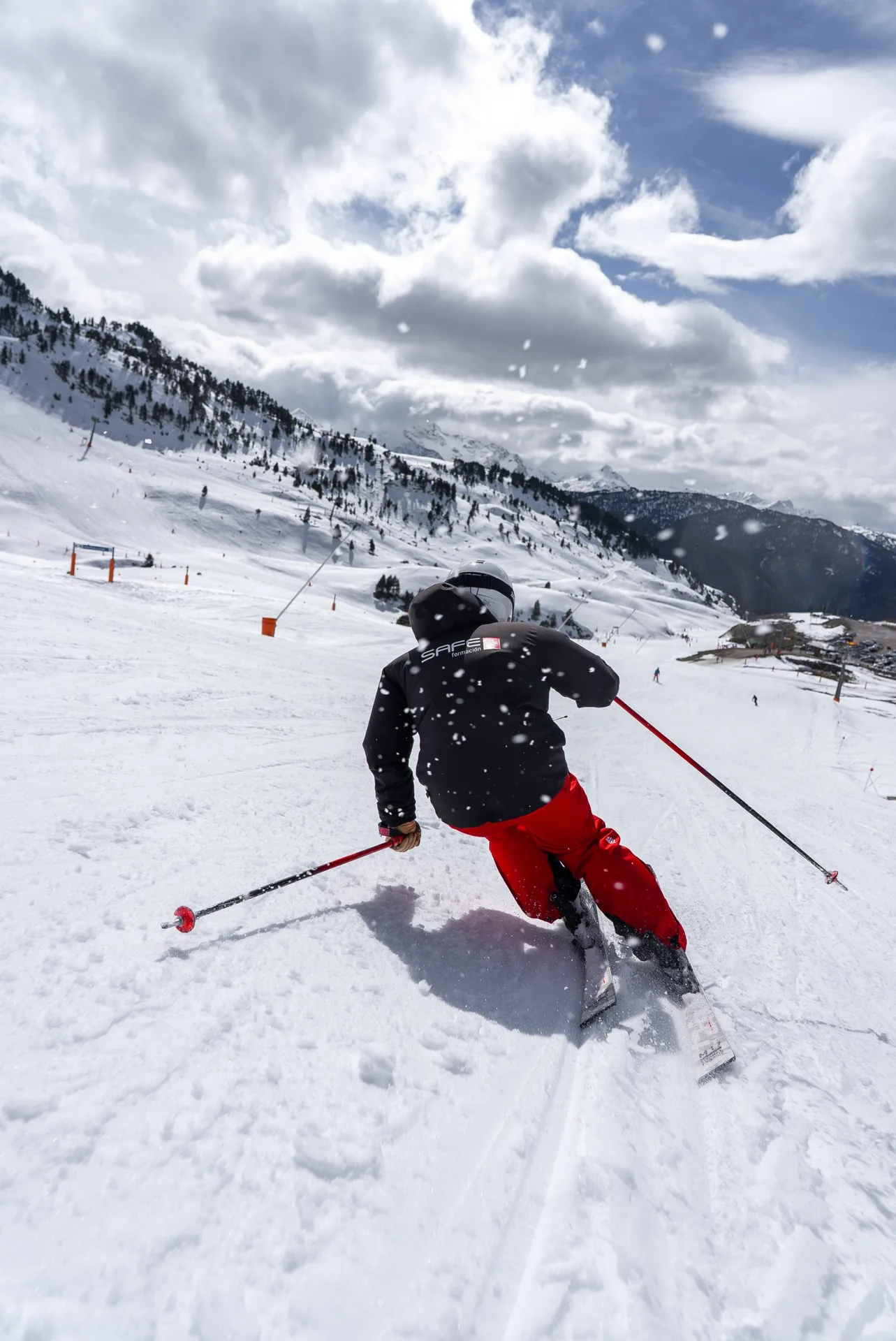 Víctor Puche Fita, TD3, trazando una curva en nieve polvo prensada en una pista de Baqueira Beret — Alpine Ski Academy