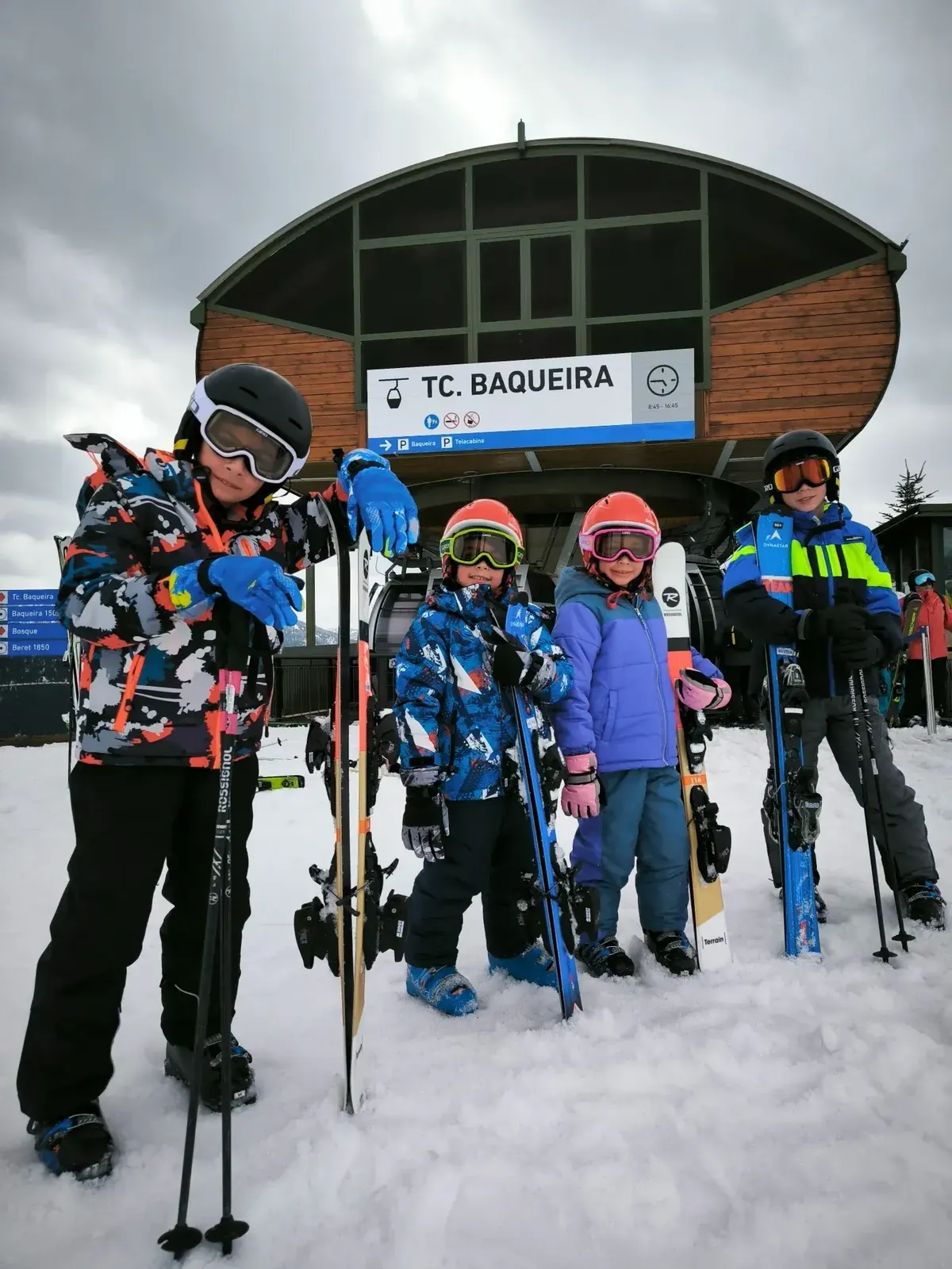 Grupo de niños en la telecabina TC. Baqueira, acceso a la cota 1800