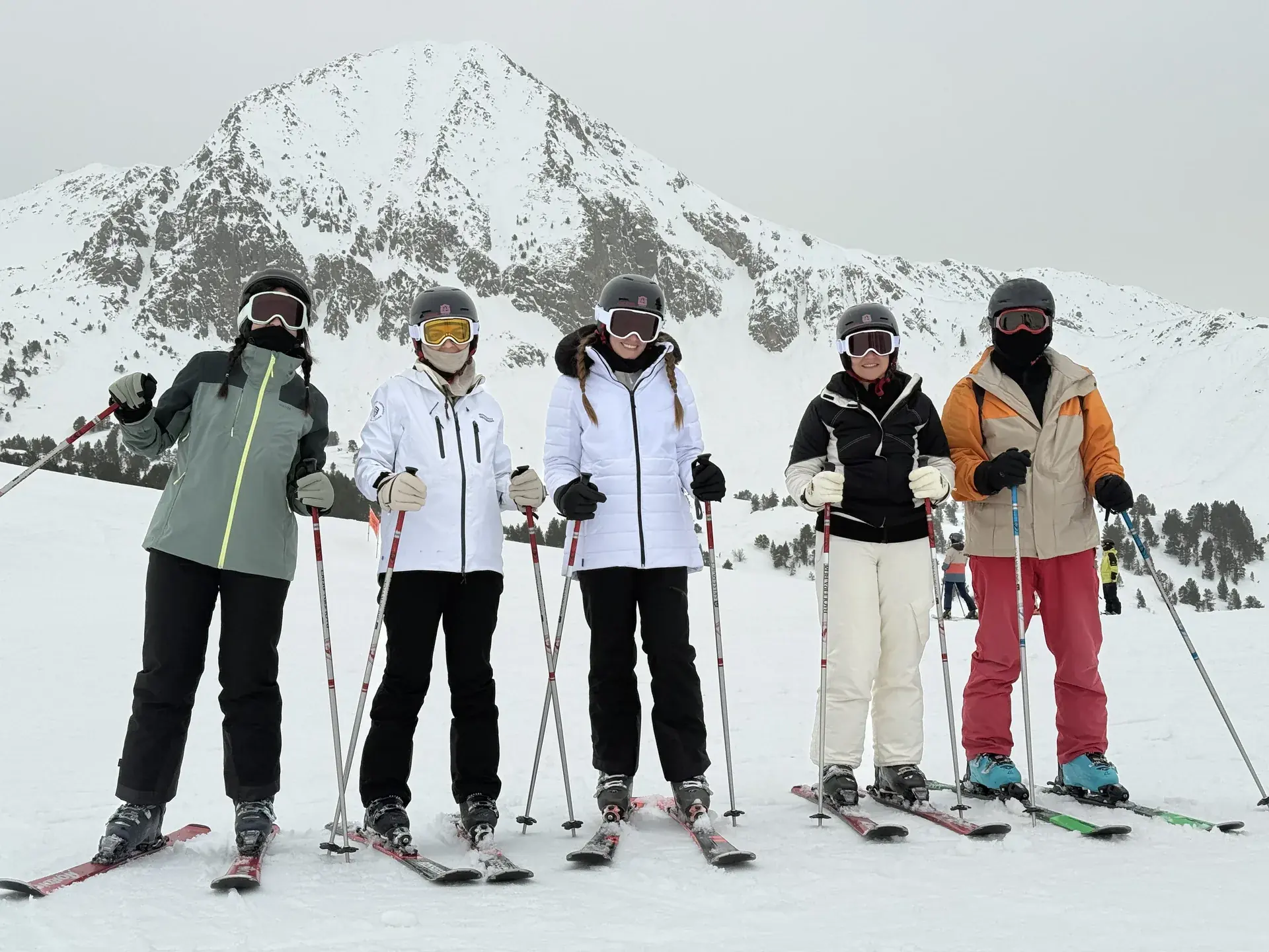 Grupo de debutantes en las pistas anchas de Beret con Alpine Ski Academy