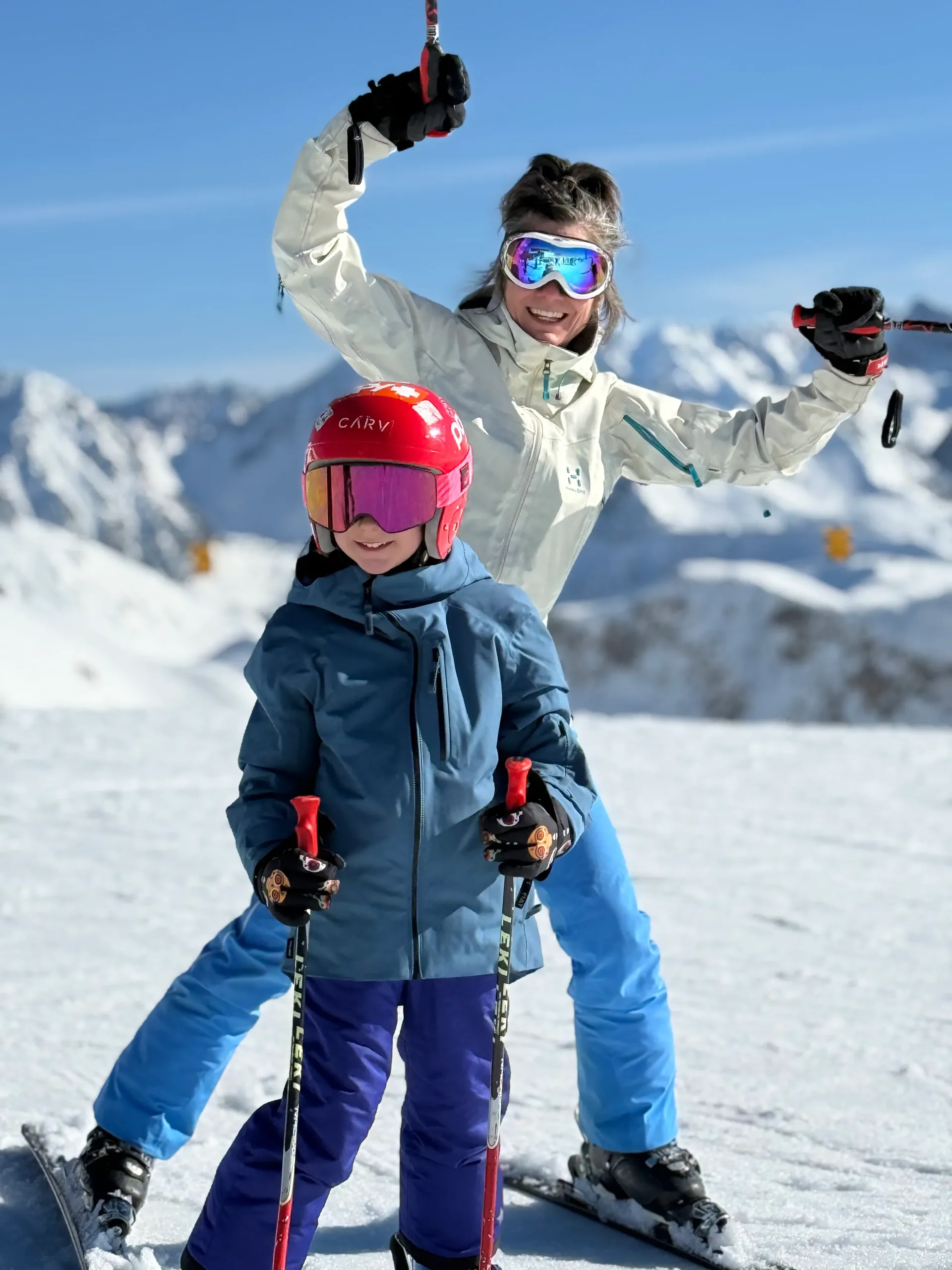 Fillette enchaînant ses premiers virages à Baqueira Beret, sa mère à ses côtés