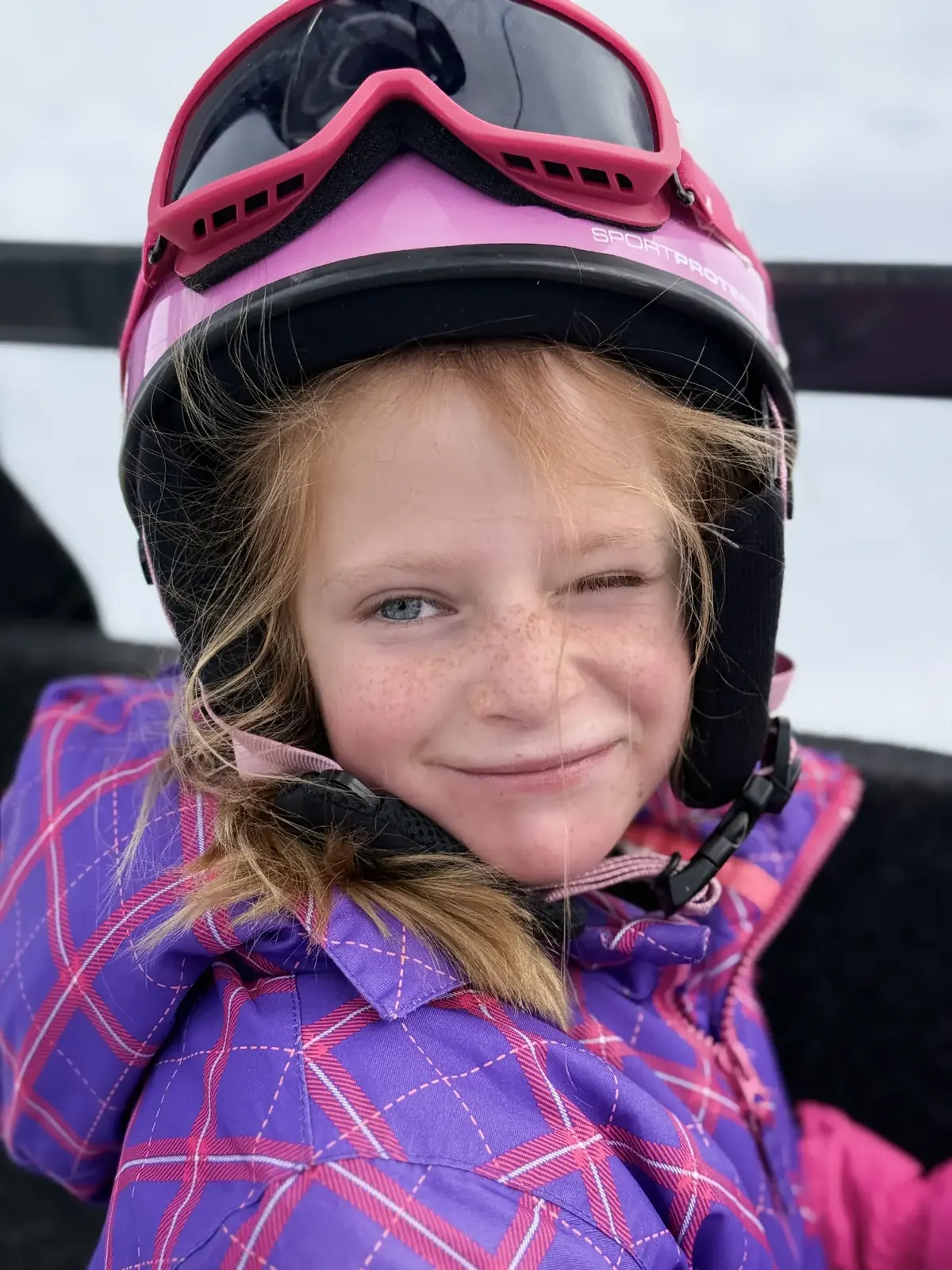 Niña debutante contenta tras su clase de esquí en la Bonaigua con Alpine Ski Academy