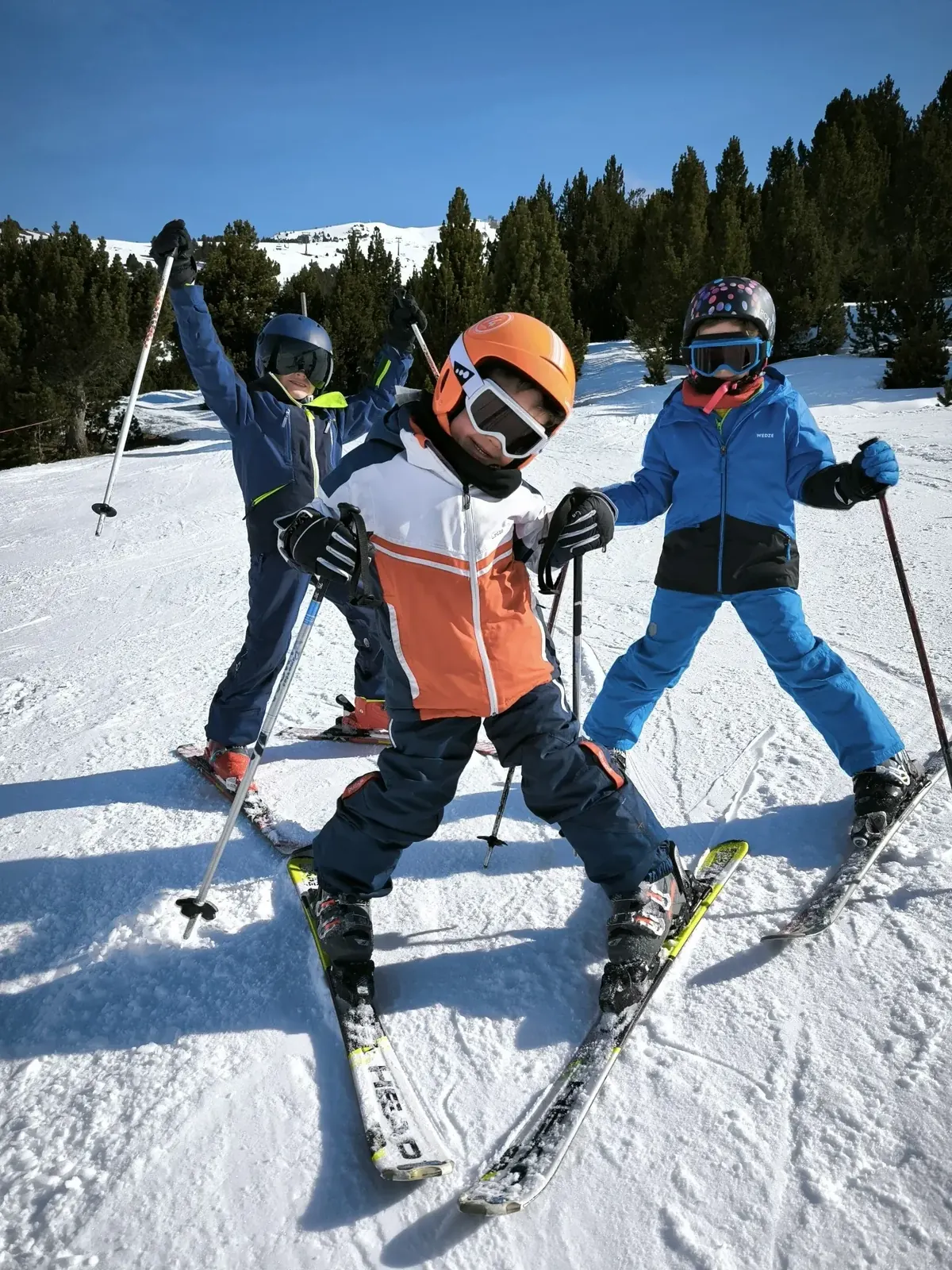 Niños practicando la cuña en la zona de debutantes del Bosque, Baqueira