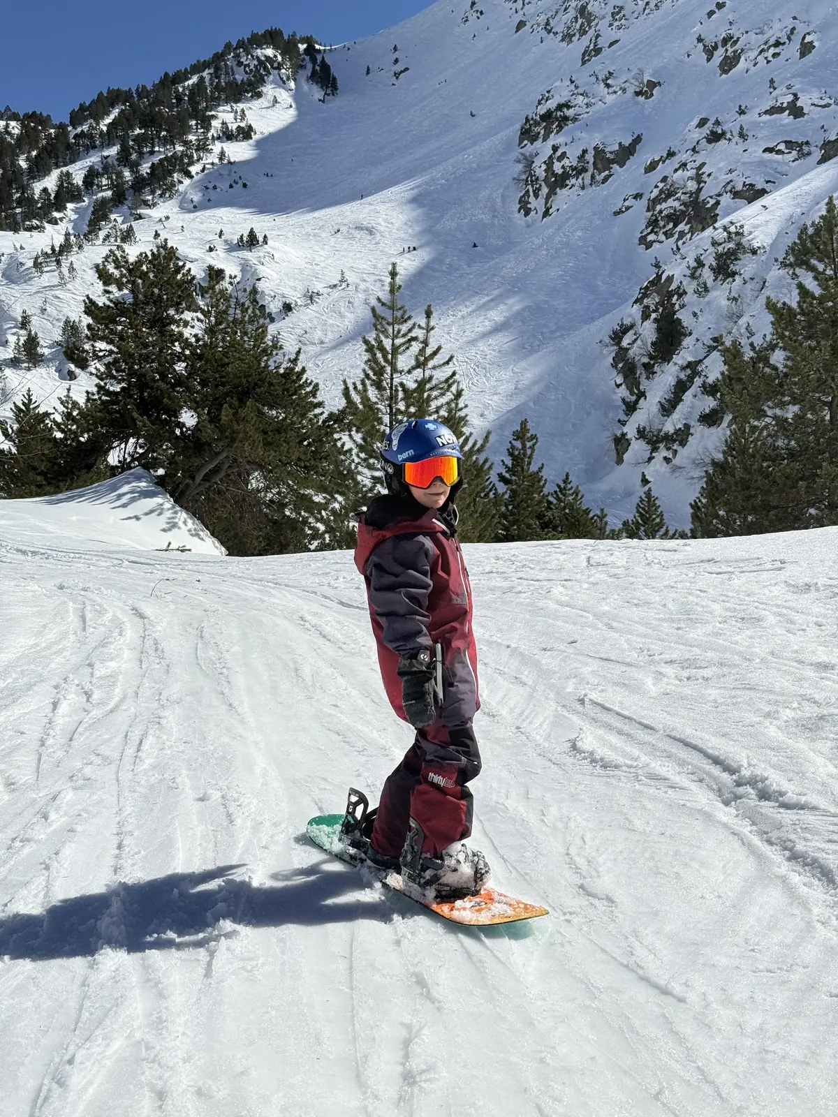 École de snowboard à Baqueira pour tous les niveaux : enfant de niveau avancé descendant une piste avec Alpine Ski Academy