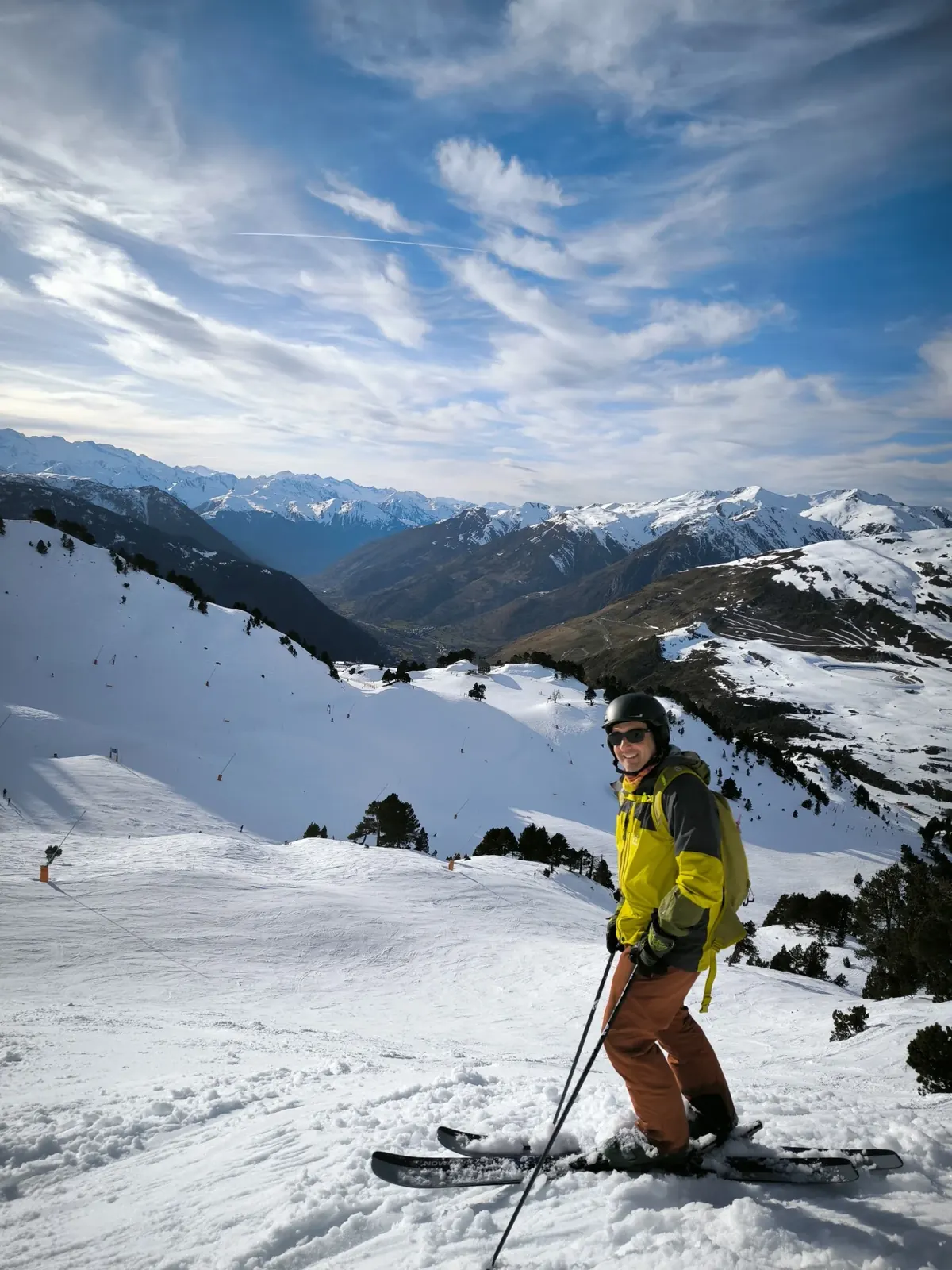 A esquiar em neve de primavera durante o encerramento da temporada em Baqueira Beret – Alpine Ski Academy