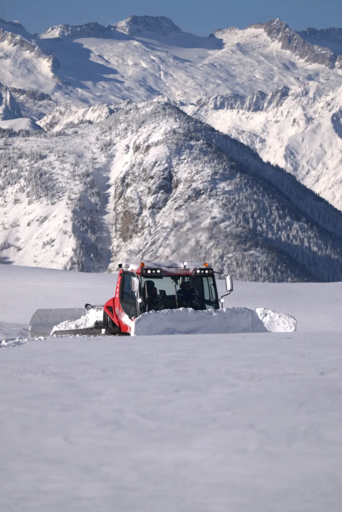 Máquina pisa-pistas a preparar as pistas antes da abertura da temporada em Baqueira Beret