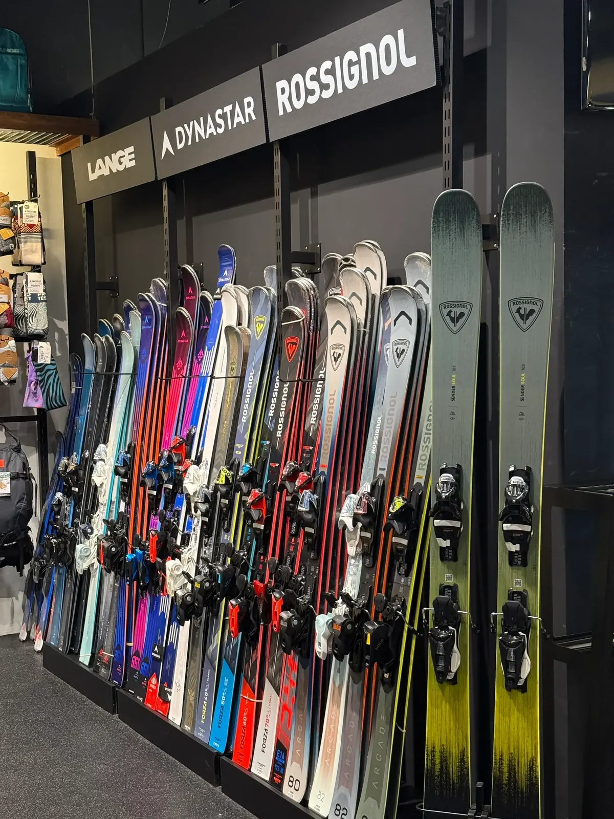 Esquís de diferentes niveles en tienda de Baqueira: debutante, intermedio y experto