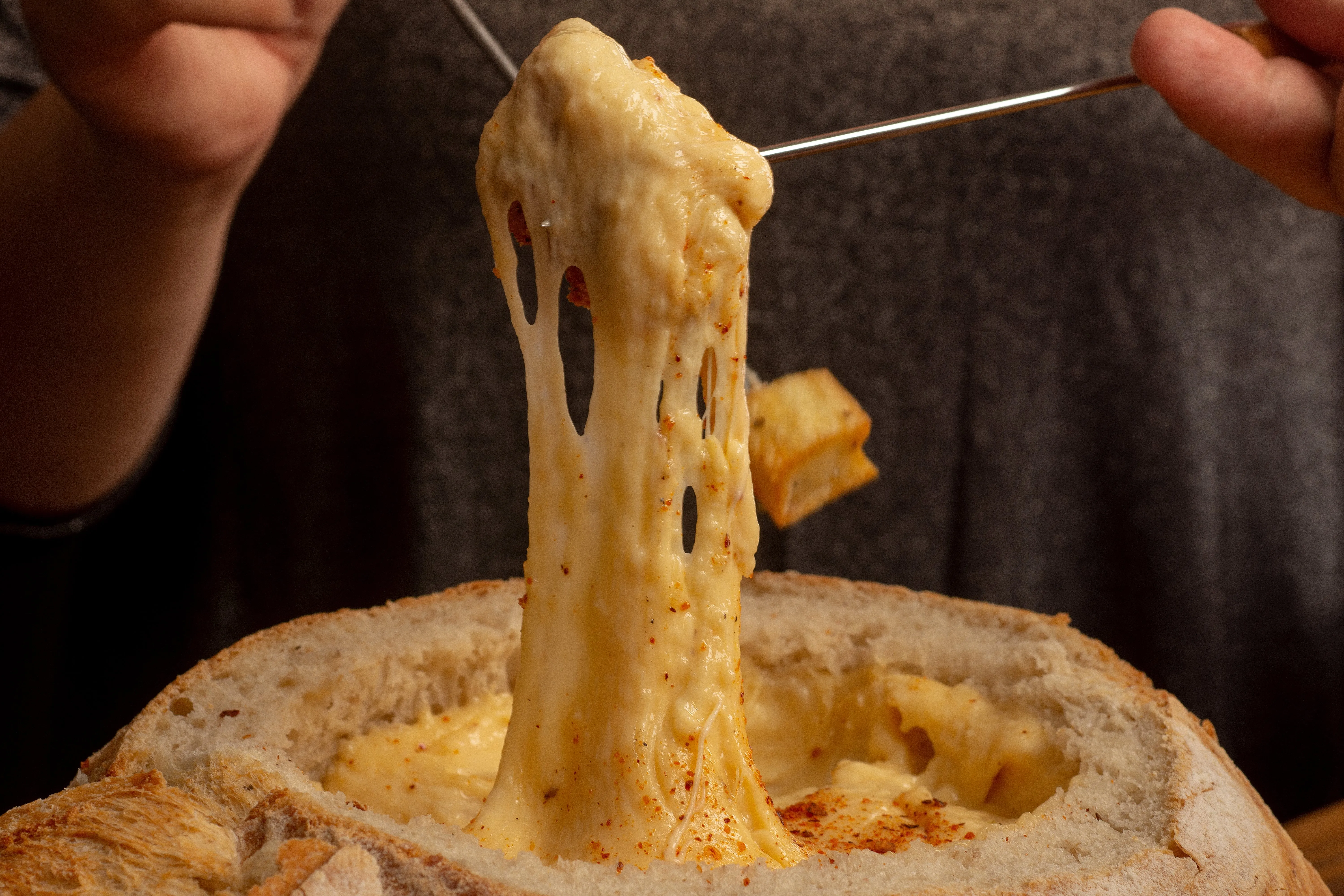 Restaurante en Arties con ambiente de montaña y fondue de queso — Valle de Arán