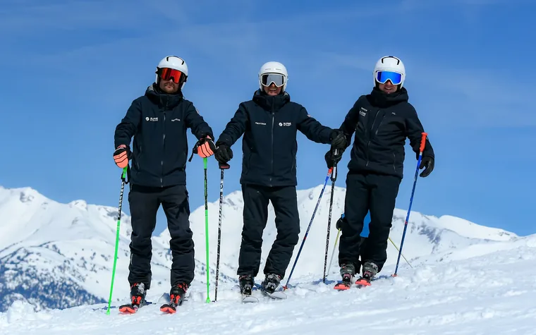 Trois moniteurs d'Alpine Ski Academy sur la piste à Baqueira Beret — Alpine Ski Academy