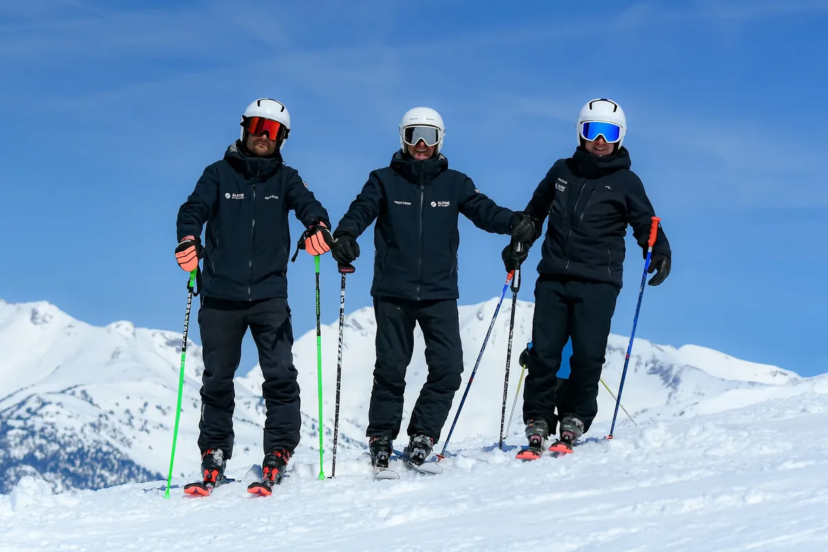 Tres profesores de Alpine Ski Academy posando en pista en Baqueira Beret — Alpine Ski Academy