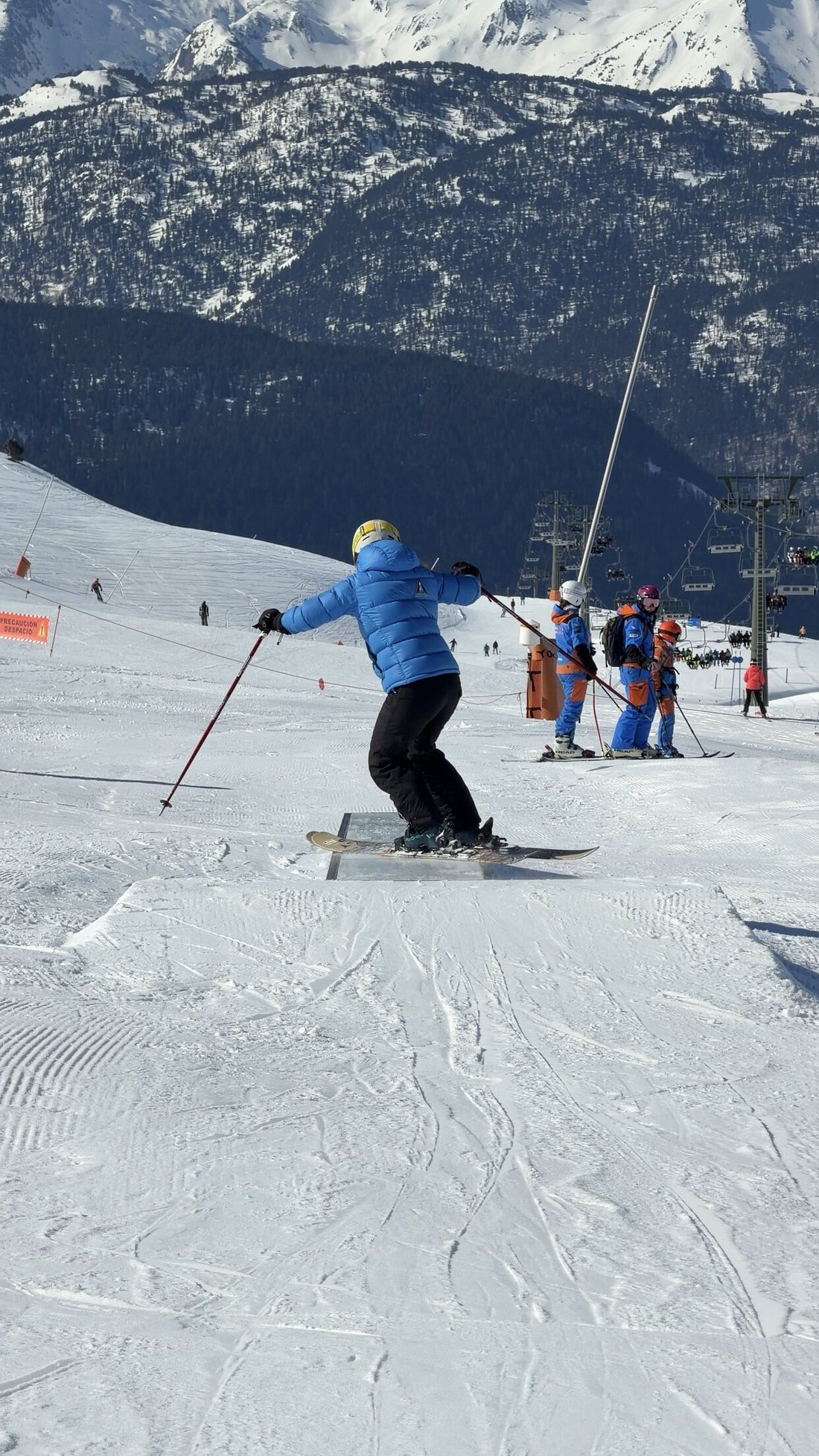 Joven esquiadora en rail del snowpark Era Marmota clases de freestyle Baqueira Alpine Ski Academy