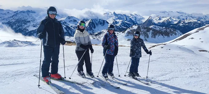 Famila esquiando unidos — Alpine Ski Academy, Baqueira Beret