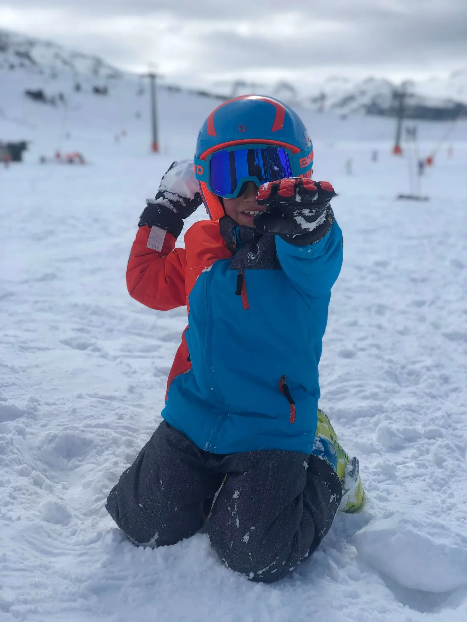 Nino esquiador jugando con bolas de nieve — Alpine Ski Academy, Baqueira Beret
